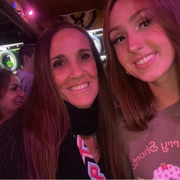 Meet your Posher, Leslie - Picture 2 of 2